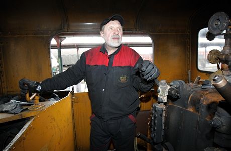 Strojvdce Vclav Jasn s historickou lokomotivou 314 303 zvanou "Kocr" na ndra ve Valaskm Mezi 