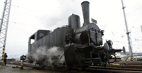 Historická lokomotiva 314 303 zvaná "Kocr" na nádraí ve Valaském Meziíí 