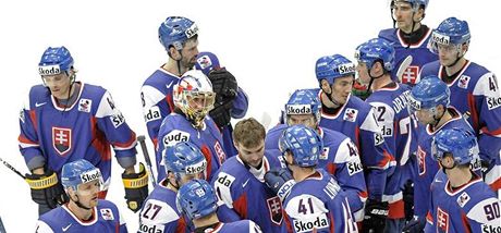 Sloventí hokejisté smutní po prohraném zápase. Jejich fanouci jsou rozhoení z oficiální hymny mistrovství svta.