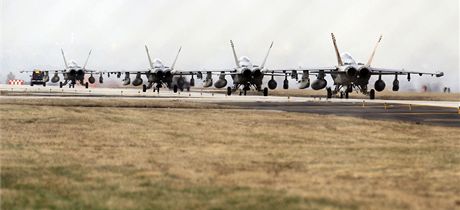 Bojové letouny na základn NATO v italském mst Aviano (19. bezna 2011)