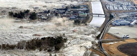 Takto se tsunami valilo Japonskem v beznu 2011. Podobným zpsobem chtli zemi vycházejícího slunce zasáhnout za druhé svtové války i Ameriané.