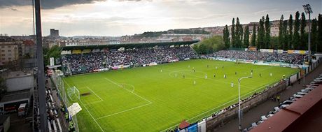 Fotbalisté vrovických Bohemians 1905 hráli poslední zápas v olíku ped rokem.