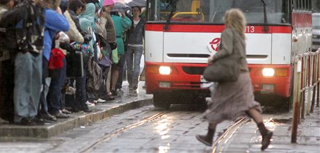 idi autobusu musel prudce brzdit, aby nesrazil neopatrného chodce (Ilustraní snímek).