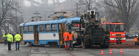 Cokoliv se v ostravské MHD mimoádn stane, napíklad výluku kvli nehod (na snímku stet s pracovním strojem z loského bezna), bude záhy na internetu.