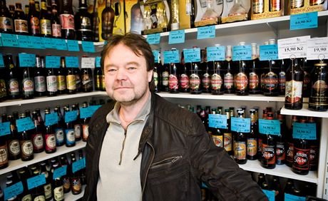Jií Wiesner si zaloil pivotéku U Modrého lva. Nabízí v ní 180 druh piv z regionálních pivovar.
