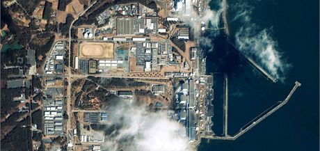 Letecký zábr na jadernou elektrárnu Fukuima (12. bezna 2011)