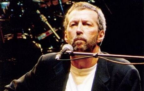 Za kytaru, na kterou zde hraje Eric Clapton, zaplatil ruský sbratel pldruhého milionu korun