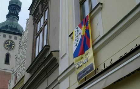 Lidé v Táboe sami vyvsili vlajky na podporu Tibetu. 