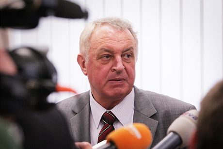 Státní zástupce Barnabá Lika podal u Krajského soudu v eských Budjovicích obalobu na 52 osob pro manipulaci s armádními zakázkami v hodnot 330 milión korun.