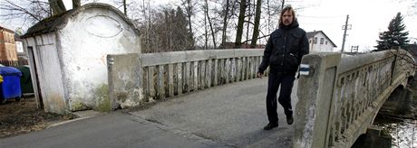 Historický most s pisoárem ve Svatav se doká opravy.