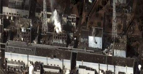 Satelitní snímek ukazuje poniení jaderné elektrárny Fukuima 1 po zemtesení a tsunami.