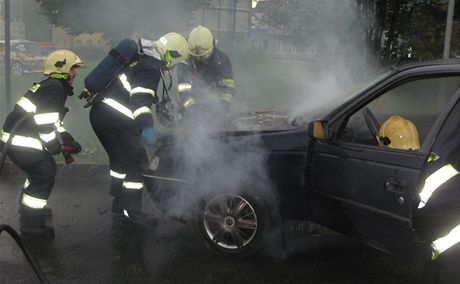 Hasii dokonují haení hoícího auta u olomoucké benzinky.