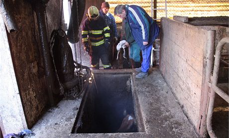 Jmka, do kter spadla v zemdlskm drustvu v Liptle na Vsetnsku krva. Hasii ji museli vyzvednout pomoc jebu.