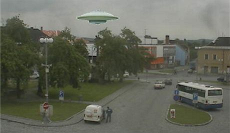 Nad Loticemi se v kvtnu vznáelo UFO, by jen na webkamee, její zábry jsou na mstských stránkách. Do tch se naboural neznámý prýma.