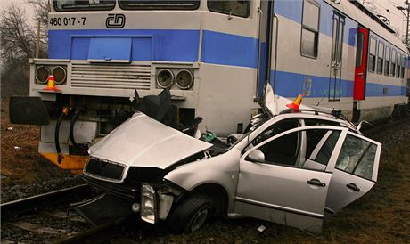 Nehoda, pi kter v Prostjov vlak srazil na pejezdu se svtelnou vstrahou auto. idi po pevozu do nemocnice zemel.