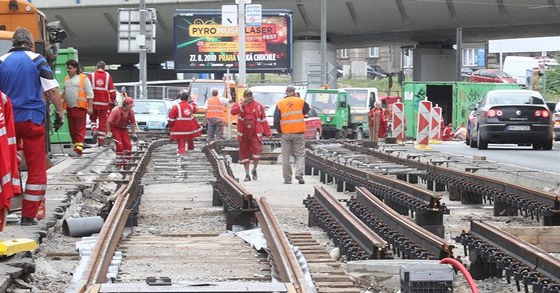 Dlníci opraví tramvajovou tra v Zenklov ulici. Ilustraní snímek