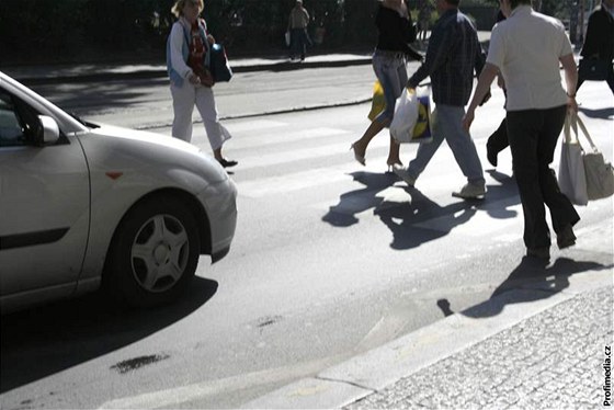 Dosud jim policisté dávali pokuty, jen kdy lidé pebíhali silnici mimo zebru. Tril chce pokutovat i ty chodce, kteí si vynucují pednost a ohroují tím sebe i idie auta. Ilustraní foto.