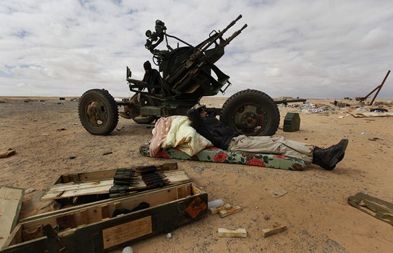 Libyjtí povstalci na východ severoafrické  zem