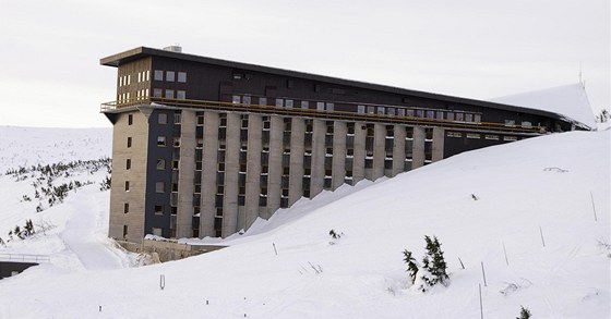 Labská bouda v Krkonoích je devítipatrový hotel z roku 1975.