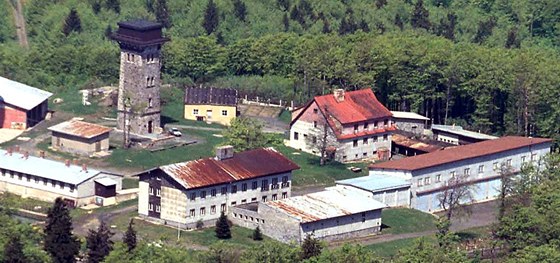 Turistická rozhledna Kurzova v a bývalý vojenský areál na vrchu erchov