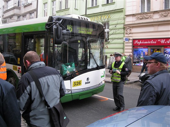 Policisté vyetují nehodu na Americké tíd v Plzni, kde trolejbus srazil chodce