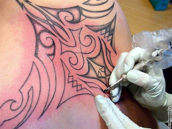 Tetování nejvíc bolí na místech s nízkou vrstvou podkoního tuku.
