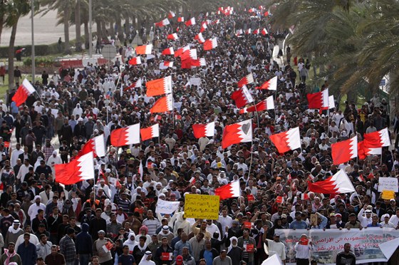 Tisíce Bahrajnc protestují proti vlád