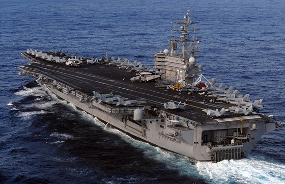Americká letadlová lo USS Ronald Reagan veze k japonským behm humanitární pomoc (14. bezna 2011)