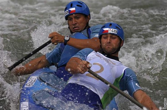 Deblkanoisté Jaroslav Volf (vpedu) a Ondej tpánek bhem své semifinálové jízdy olympijského závodu