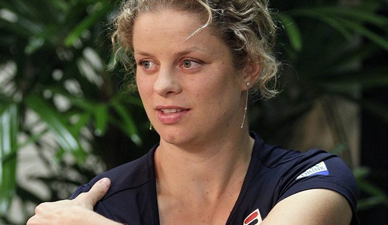 Kim Clijstersová ukazuje novinám bolavé rameno, kvli nmu nedohrála 4. kolo turnaje v Indian Wells.