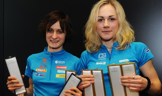 Rychlobruslaky Martina Sáblíková (vlevo) a Karolína Erbanová s medailemi ze sezony 2010/2011