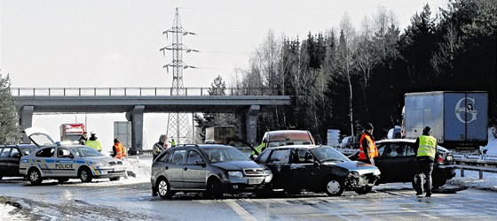 Pozor na nehody, meteorologové varují, e kvli tání a následnému mrazu se bude tvoit náledí. Ilustraní foto