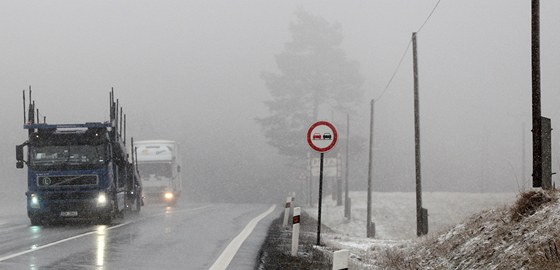 Ve tokách na Havlíkobrodsku zaal padat sníh. Podle varování meteorolog hrozí na silnicích tí kraj náledí. (18. bezen 2011)