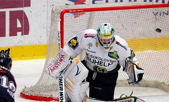 NECHYTIL! Karlovarský gólman Sáblík kapituluje po stele libereckého Víka.