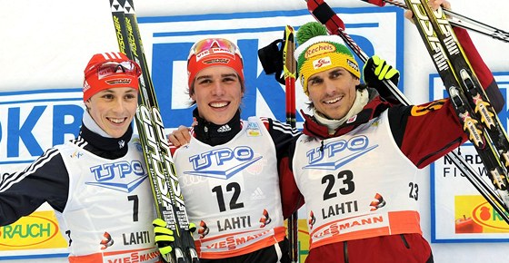 TI NEJLEPÍ. V závod Svtového poháru v severské kombinaci ve finském Lahti byl nejrychlejí Nmec Johannes Rydzek (uprosted), druhý skonil jeho krajan Eric Frenzel (vlevo) a tetí Rakuan Felix Gottwald.