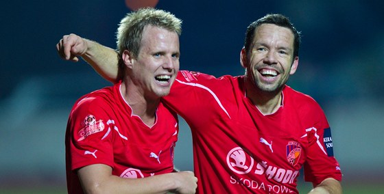 Pavel Horváth a David Limberský se radují z gólu.