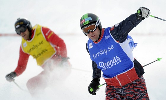 Rakouský skikrosa Andreas Matt (vpravo) finiuje na prvním míst v závod SP v Branasu. V pozadí dojídí Tomá Kraus, který byl tvrtý.