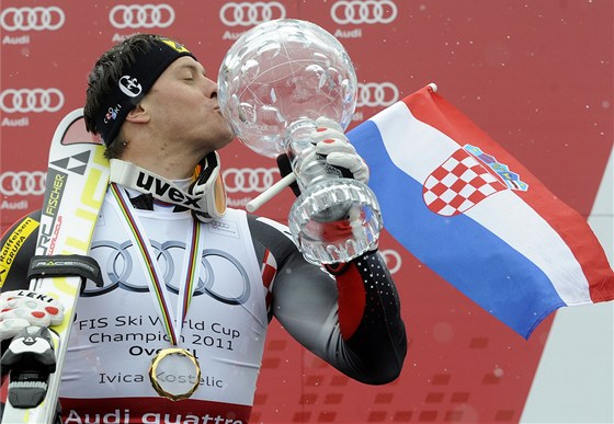 NEJLEPÍ SLALOMÁ. Po velkém kiálovém globu za celkové prvenství ve Svtovém poháru si Chorvat Ivica Kosteli zajistil i ten malý ze slalomu. 