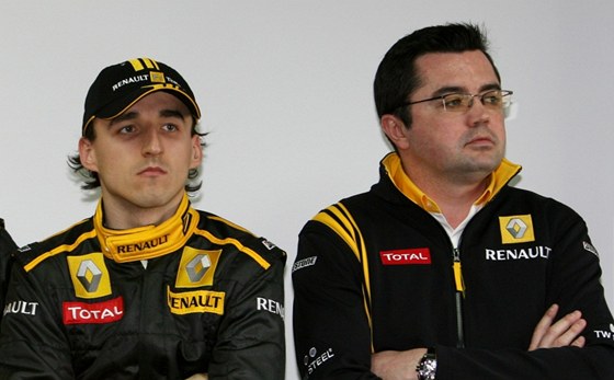 TOHLE U NEPLATÍ. Rus Petrov, Polák Kubica, Francouz Boullier - takto chtl tým Lotus Renault bojovat o vítzství.