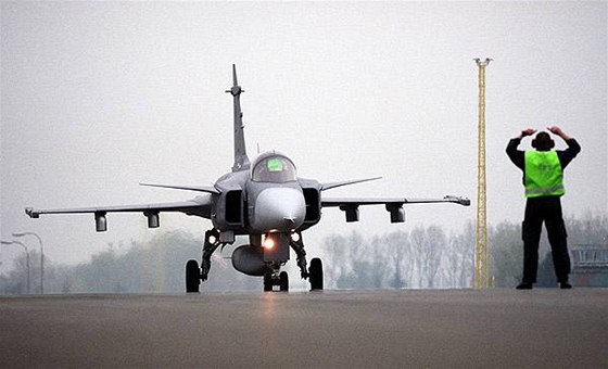 Stíhaka Jas-39 Gripen zavaila politikm mnoha stát.