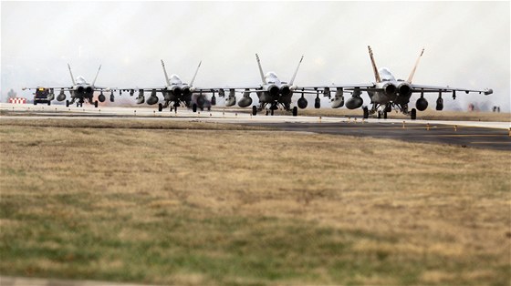 Bojové letouny na základn NATO v italském mst Aviano (19. bezna 2011)