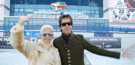 Marie Fredrikssonová a Per Gessle z Roxette ped kazaskou sportovní halou