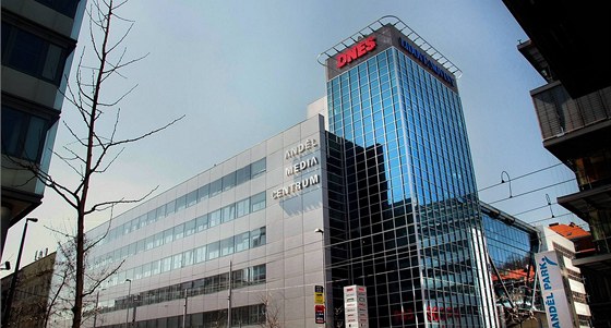 Praská budova Andl Media Centra, ve které sídlí redakce iDNES.cz a MF DNES vydavatelství MAFRA.