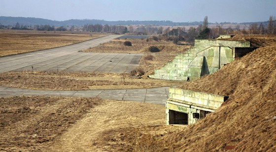 Pistávací plocha a hangáry na bývalém vojenském letiti v Boím Daru.