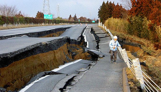 Zemtesením poniená silnice u japonského msta Mito. (11. bezna 2011)