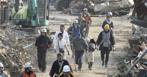 Obyvatelé japonské Rikuzentaky se spchají schovat na vyvýené místo poté, co bylo vyhláeno nebezpeí dalích vln tsunami. (13. bezna 2011)