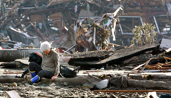 Japonka truchlí v troskách dom ve mst Sanriku. (14. bezna 2011)