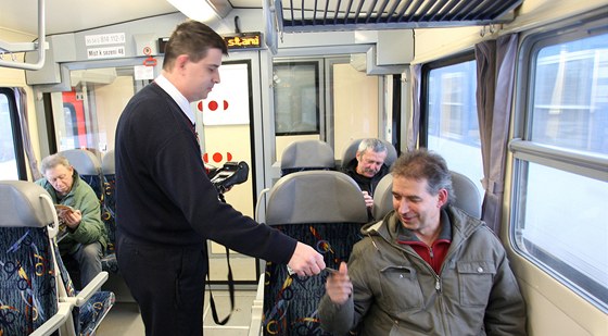 Pokud poslancv návrh projde, budou se muset i zamstnanci SDC a jejich rodinní písluníci prvodím eských drah prokazovat zakoupenými jízdenkami, jako normální smrtelníci (ilustraní foto).