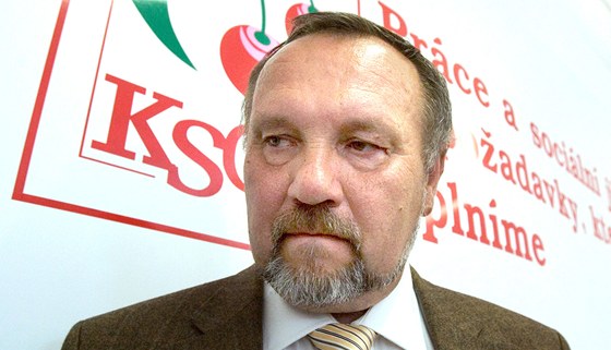 éf poslaneckého klubu KSM Pavel Kováík pohrozil vlád vyslovením nedvry, pokud dostaten nevysvtlí zásah Vojenské policie v eské televizi.