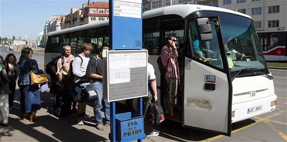 Autobus piveze lidi blí k domovm. Ilustraní foto